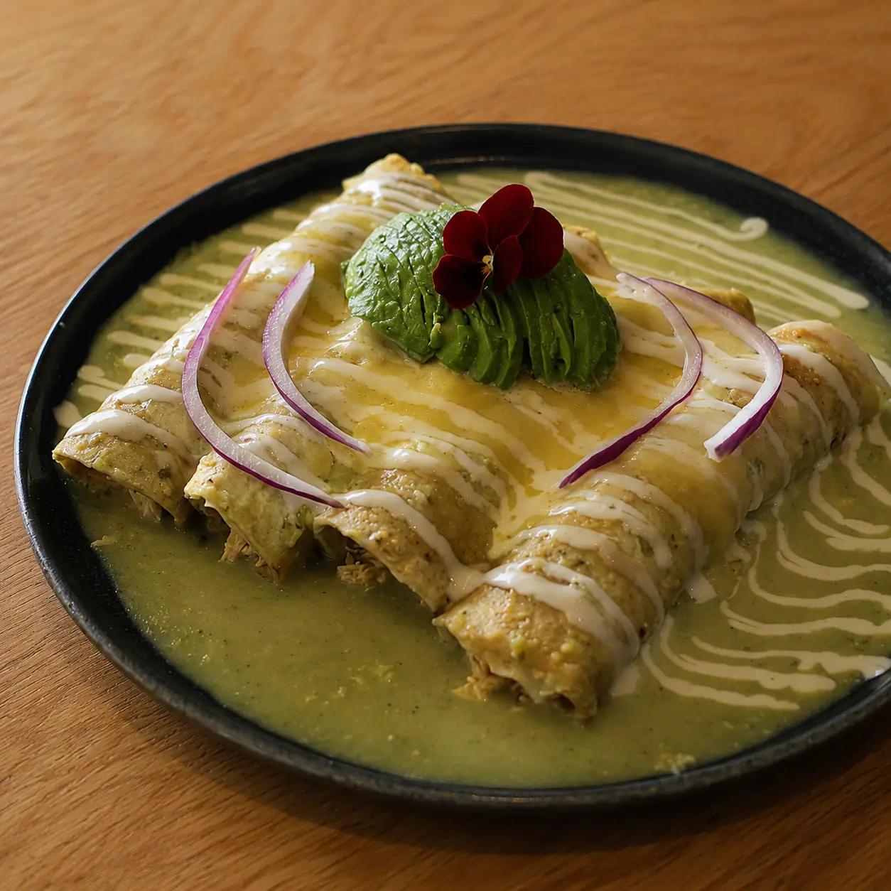 Enchiladas suizas gratinadas con Gouda, salsa verde y crema